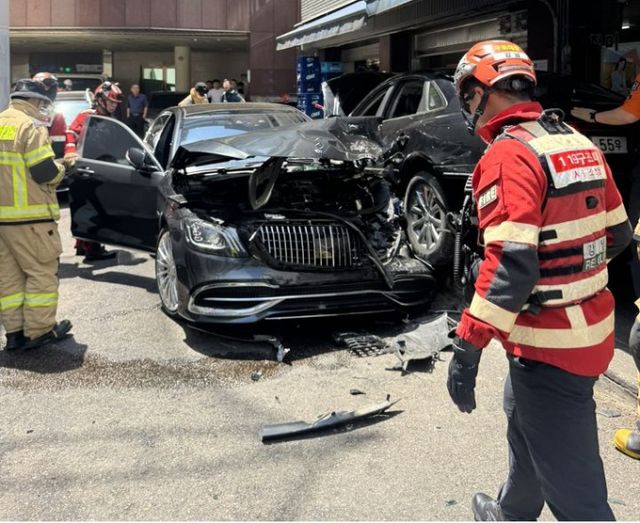 서울 강남의 한 식당으로 승용차가 돌진해 시민 4명이 부상을 입었다. /사진=뉴시스(강남소방서 제공)
