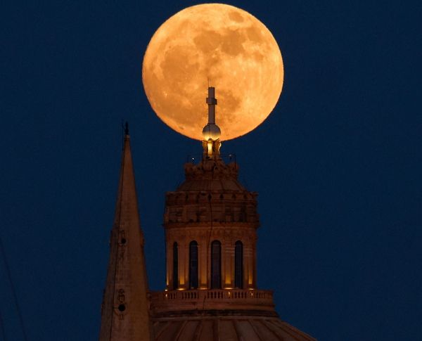 스트로베리 문이 밤하늘에 떠올랐다. 사진은 지난 10일(현지 시각) 몰타 슬리마에서 바라본 발레타의 성 바울 성공회 대성당 첨탑과 카르멜산 성모 대성당 돔 뒤에서 '스트로베리 문'이라고 불리는 보름달이 떠오른 모습. /사진=로이터