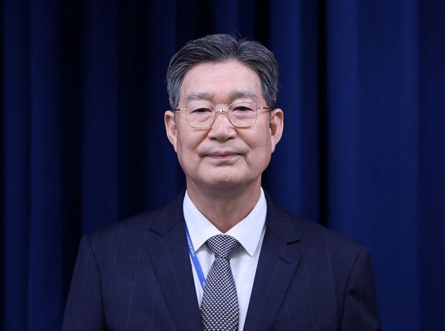 부동산 차명 관리 및 차명 대출 의혹이 제기된 오광수 대통령실 민정수석이 사의를 표명한 것으로 알려졌다. 사진은 지난 8일 서울 용산구 대통령실 청사에서 열린 수석급 인선 발표 브리핑에 참석한 오광수 대통령실 민정수석. /사진=뉴스1