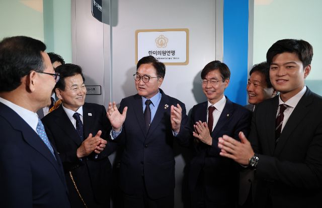 한미의원연맹 소속 의원들이 다음달 20일 미국 방문을 추진 중이다. 사진은 12일 오전 서울 여의도 국회 소통관에서 열린 현판식에서 박수를 치는 우원식 국회의장과 김용태 국민의힘 비상대책위원장을 비록한 한미의원연맹 소속 의원들. /사진=공동취재