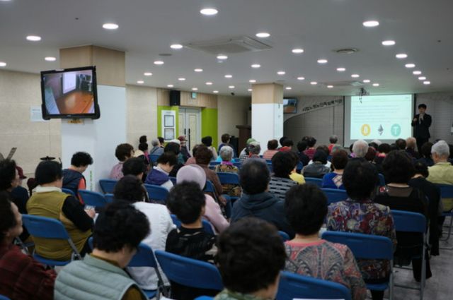 사진은 DAXA가 고령층을 대상으로 투자 사기 예방 교육을 진행하는 모습. /사진=DAXA