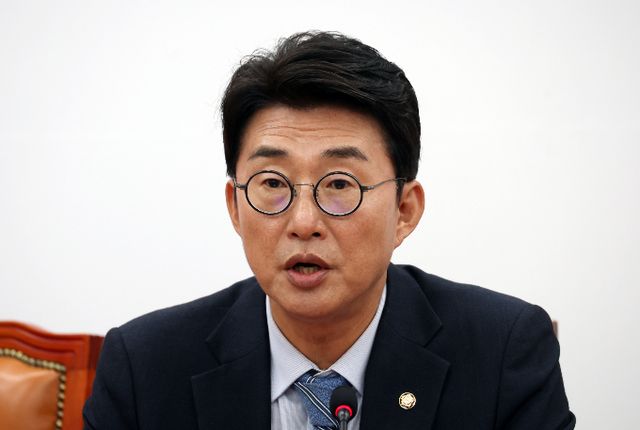 사진은 이날 노종면 더불어민주당 의원이 서울 여의도 국회에서 3대특검 후보자 관련 브리핑을 하는 모습. /사진=뉴시스