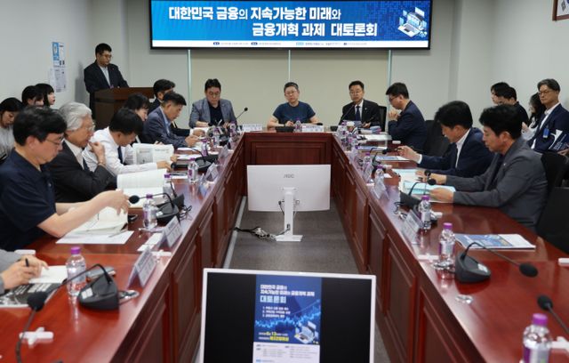 박홍배 더불어민주당 의원이 12일 국회 의원회관에서 열린 대한민국 금융의 지속가능한 미래와 금융개혁 과제 대토론회에서 발언하고 있다./사진=뉴시스