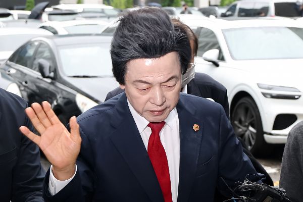 허경영 국가혁명당 명예 대표가 범죄 수익 추징을 피하기 위해 540억원대 재산을 '셀프 근저당' 설정하는 꼼수를 부렸으나 검경에 적발됐다. 사진은 허경영 국가혁명당 명예대표가 경기 의정부시 의정부지방법원에서 열린 영장실질심사에 출석한 모습. /사진=뉴스1