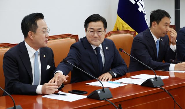 박찬대 더불어민주당 당대표 직무대행 겸 원내대표가 고별 기자간담회를 열고 1년여 기간의 소회를 털어놨다. 사진은 박찬대(가운데) 직무대행이 12일 오전 서울 여의도 국회에서 열린 고별 기자간담회에서 박성준 원내수석부대표의 손을 잡으며 격려하고 있는 모습. /사진=뉴시스