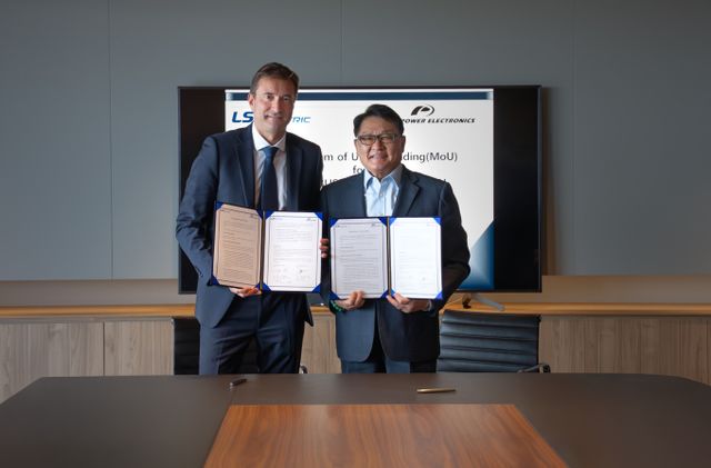 구자균 LS일렉트릭 회장(오른쪽)과 데이비드 살보 파워일렉트로닉스 CEO(왼쪽)가 MOU 체결 후 기념촬영을 하고 있다. /사진=LS일렉트릭