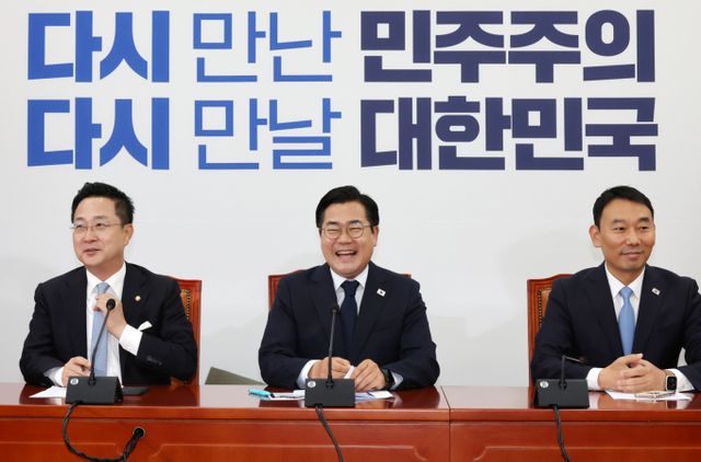 이재명 대통령이 '3대 특검법안'에 따른 특검 추천을 국회에 공식 의뢰하면서 내란·김건희·채상병 사건을 둘러싼 대규모 수사 절차가 가시화되고 있다. 사진은 박찬대(가운데) 더불어민주당 원내대표가 12일 오전 서울 여의도 국회에서 열린 고별 기자간담회에서 발언하고 있는 모습. /사진=뉴시스