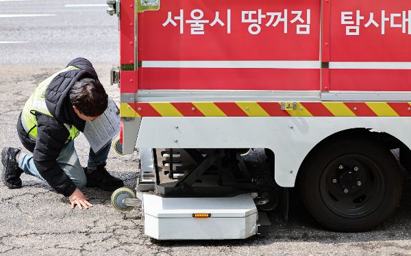서울 관악구 KT구로타워 인근 사거리에서 소형 땅꺼짐이 발생했다. 사진은 지난 4월15일 서울 시내 한 도로에서 서울시 재난안전실 도로관리과 직원들이 땅꺼짐 탐사대 차량에 실린 장비를 점검하고 있는 모습. /사진=뉴스1