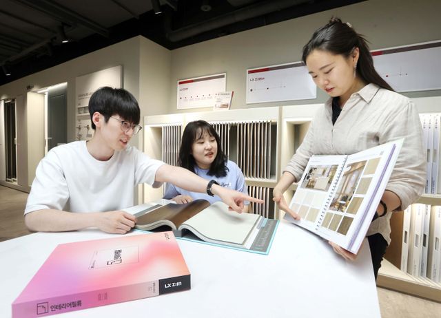 고객들이 'LX하우시스 지인스퀘어 영등포' 전시장에서 방염 인테리어필름&nbsp;신제품을 살펴보고 있는 모습. /사진=LX하우시스