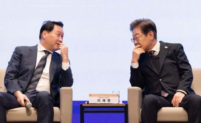 이재명 대통령이 취임 후 처음으로 5대 그룹 총수와 주요 경제단체장들과 회동을 갖는다. 사진은 이재명 더불어민주당 대선후보와 최태원 대한상의 회장이 지난 5월8일 오전 서울 중구 대한상공회의소에서 열린 대선후보 초청 경제5단체장 간담회에서 대화하고 있는 모습, /사진=뉴시스