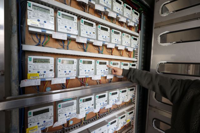 현대경제연구원은 12일 발표한 VIP리포트 '환경과 산업을 함께 살리는 신(新)에너지전략'을 발표했다. 사진은 서울 시내 한 오피스텔 전기 계량기 모습. /사진=뉴시스