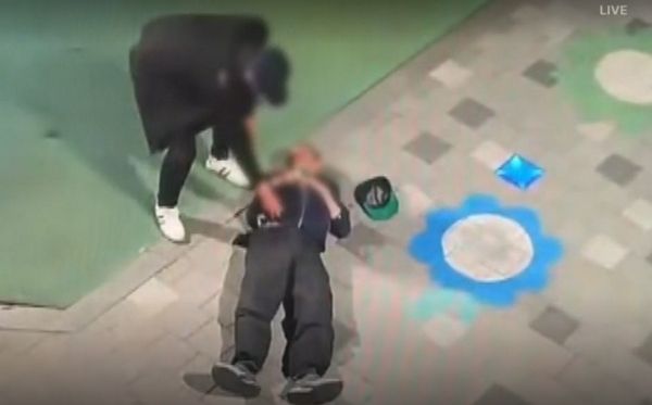 70대 참전용사를 폭행하고 수년간 돈을 빼앗은 40대 남성이 경찰에 붙잡혔다. 사진은 40대 남성이 70대 참전용사를 폭행하는 모습. /사진=채널A 캡처