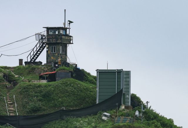 통일부는 우리 군의 대북 확성기 방송 중지 직후 북한도 대남 소음방송을 멈춘 것에 대해 '상호 신뢰회복' 계기가 됐다고 평가했다. 사진은 국방부가 북한의 오물풍선에 대응하기 위해 경기 파주시에 설치한 고정형 대북확성기로 추정되는 구조물의 모습. /사진=뉴시스