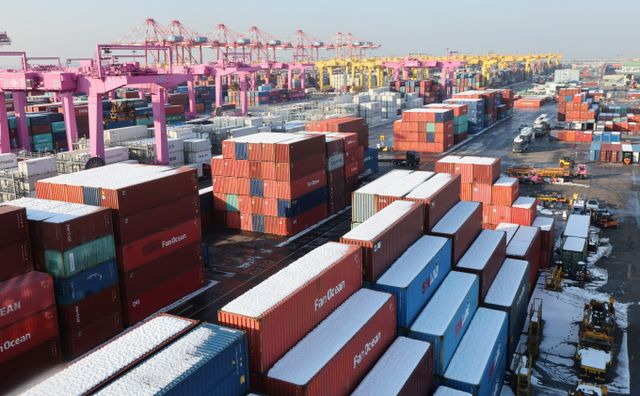 미국 정부가 오는 23일(현지시각)부터 냉장고, 세탁기, 건조기 등 일부 가전제품에 들어간 철강에 대해 관세 25%를 적용한다. 사진은 지난해 11월29일 인천 연수구 인천신항 컨테이너 터미널에서 컨네이너가 쌓인 모습. /사진=뉴시스