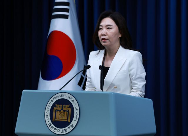 이재명 대통령이 르엉 끄엉 베트남 국가주석과 통화했다. 사진은 12일 오전 서울 용산 대통령실에서 브리핑 하는 강유정 대통령실 대변인. /사진=뉴시스