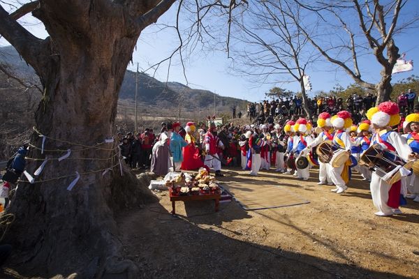 부적을 쓰고 암이 완치됐다며 무속 신앙에 빠져 전재산을 탕진한 아내와 이혼하고 싶다는 사연이 전해졌다. 사진은 기사 내용과 직접적인 관련이 없음. /사진=클립아트코리아