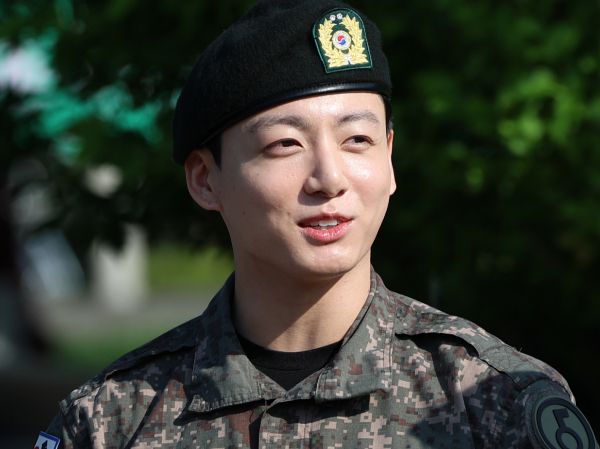 방탄소년단(BTS)의 정국 자택에 침입하려던 30대 중국인 여성이 현행범 체포됐다. 사진은 정국이 지난 11일 오전 경기도 연천군 연천공설운동장에서 전역 인사를 하고 있는 모습. /사진=뉴스1