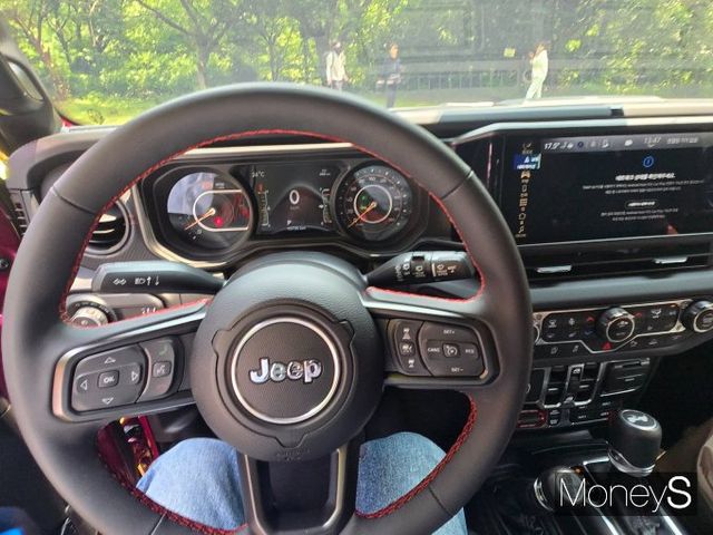 지프 랭글러의 실내에는 12.3인치 터치스크린이 처음으로 적용됐다. 계기반은 바늘이 움직이는 아날로그 방식이다. /사진=김이재 기자