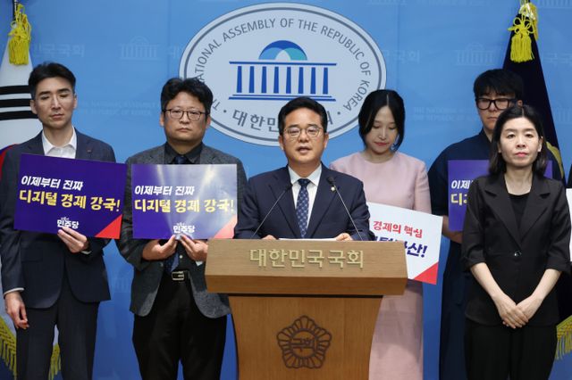 MBK파트너스가 홈플러스의 청산 전 M&A를 선언한 가운데 정치권에서 이를 '먹튀' 행각으로 보고 강하게 비판하고 나섰다. 지난 10일 민병덕 더불어민주당 의원과 디지털자산 관련 참석자들이 서울 여의도 국회 소통관에서 디지털자산기본법 대표발의 기자회견을 하고 있다. /사진=뉴시스