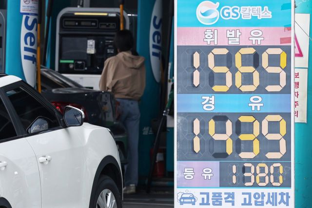 전국 주유소 기름값이 소폭 하락하며 5주 연속 내림세를 나타냈다. 사진은 서울시내 한 주유소. /사진=뉴스1