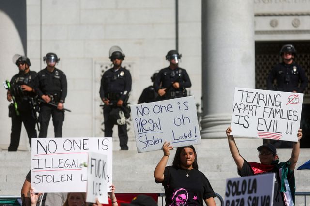 도널드 트럼프 미국 대통령이 미국 캘리포니아주 로스앤젤레스(LA)에서 일어난 불법 이민 단속 반대 시위 진압을 위해 주 방위군과 해병대 병력을 투입한 것은 정당한 일이라고 거듭 주장했다. 사진은 지난 12일(현지시각) LA에서 불법 이민 단속 반대 시위가 진행된 모습. /사진=로이터