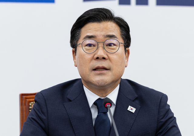 박찬대 더불어민주당 대표 직무대행 겸 원내대표가 13일 오전 원내대표 임기를 마친 소감을 밝혔다. 사진은 전날 서울 여의도 국회에서 고별 기자간담회를 한 박 원내대표. /사진=뉴스1