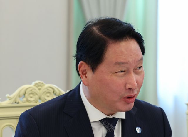 최태원 SK그룹 회장 겸 대한상공회의소회장이 13일 서울 용산 대통령실에서 열린 이재명 대통령과의 6경제단체와 기업인 간담회에 참석했다. /사진=뉴시스