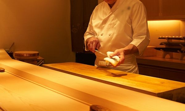 서울 강남 유명 일식집 셰프가 여성 종업원을 성폭행한 혐의로 경찰 수사를 받고 있다. 사진은 기사 내용과 직접적인 관련이 없음. /사진=클립아트코리아