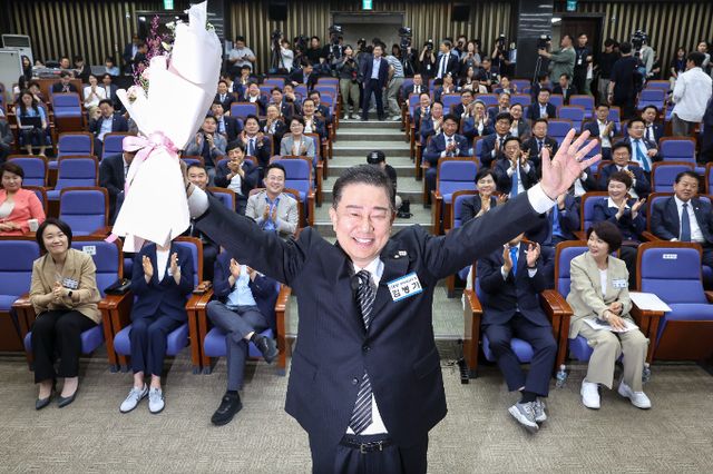 더불어민주당 신임 원내대표로 김병기 후보가 선출됐다. 사진은 13일 서울 여의도 국회에서 열린 제2기 원내대표 선출 의원총회에서 당선 된 뒤 기뻐하는 김 원내대표. /사진=공동취재