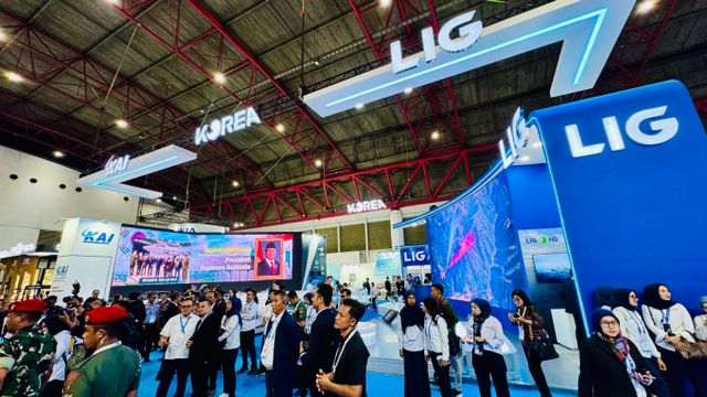 LIG넥스원이 인도네시아 자카르타에서 열린 Indo Defence 전시회에서 현지 국영 방산업체 PT.DI와 업무협약을 체결했다. /사진=LIG넥스원