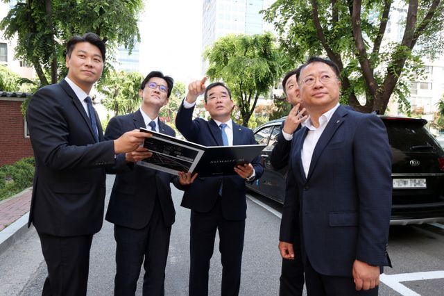 김보현 대우건설 대표이사 사장이 서울 강남구 개포우성7차 아파트 재건축 사업장에 대한 총력 행보에 나섰다. 사진은 김 대표(왼쪽에서 3번째)가 개포우성7차 단지를 방문해 현장을 둘러보는 모습. /사진=대우건설