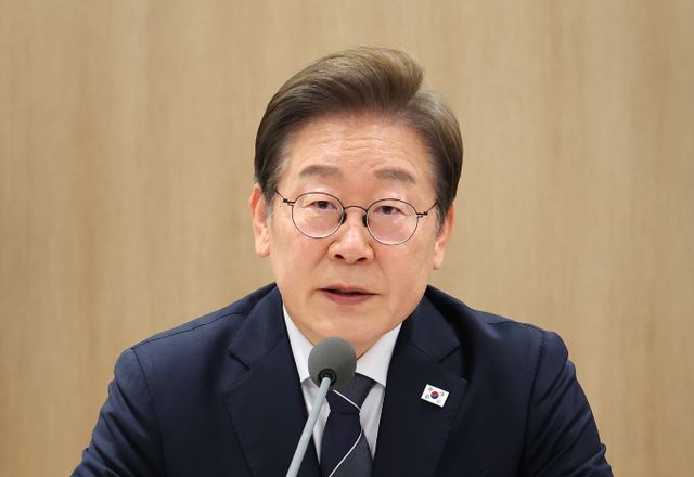 이재명 정부가 G7·나토 정상회의를 모두 참석하는 것을 두고 고심에 빠졌다. 사진은 13일 이스라엘-이란 공습관련 대통령실 안보경제 긴급점검회의를 주재하는 이 대통령. /사진=뉴시스