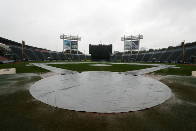 LG트윈스와 한화 이글스의 맞대결이 비로 인해 무산됐다. 사진은 서울 송파구 잠실야구장에 비가 내리는 모습. 해당 기사와 무관. /사진=뉴스1