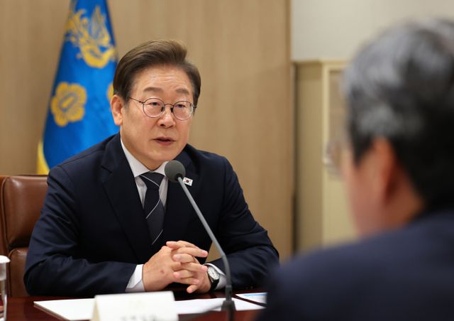 이재명 대통령이 "이스라엘이 이란을 공습한 문제 때문에 유가, 환율, 주가 등이 많이 변동하고 있다"며 "제일 중요한 것은 우리 국민들의 생명과 안전의 문제"라고 강조했다.사진은 이재명 대통령이 13일 서울 용산 대통령실에서 열린 이스라엘-이란 공습관련 대통령실 안보경제 긴급점검회의에서 발언하고 있는 모습. /사진=뉴시스