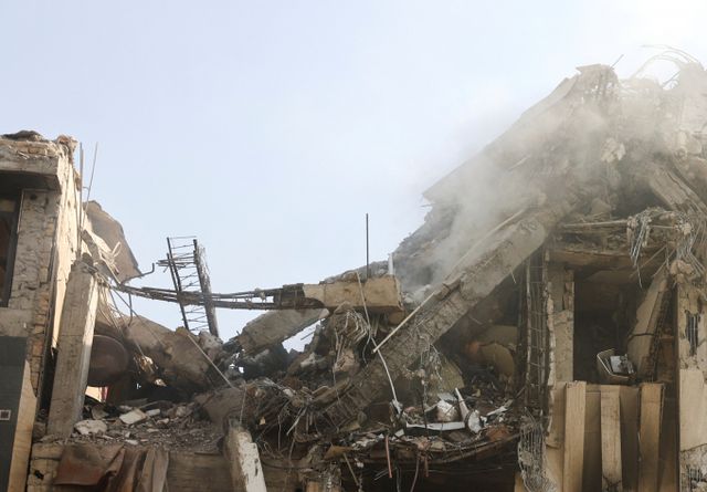 중동 지역 국가들이 이스라엘과 이란의 군사적 긴장감이 고조되자 영공을 폐쇄했다. 사진은 13일(현지시각) 이스라엘 공습으로 파손된 이란 테헤란 건물의 모습. /사진=로이터 