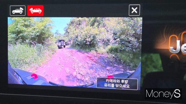 전·후방 카메라가 탑재돼 운전석에서 보이지 않는 낮은 장애물들도 파악할 수 있다. /사진=김이재 기자