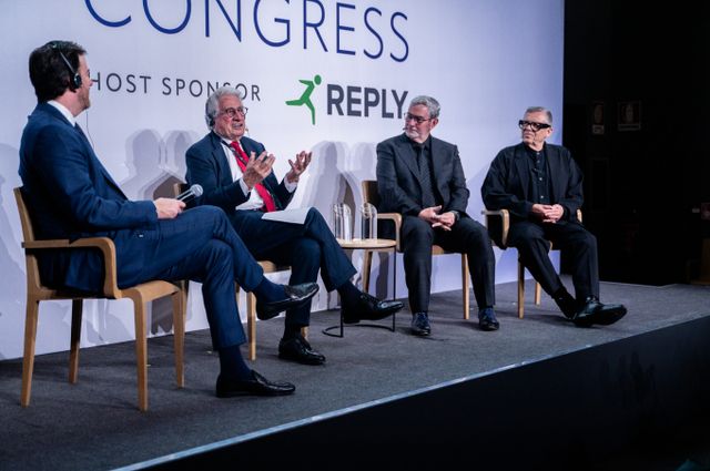 현대차그룹의 디자인 리더 루크 동커볼케 사장과 피터 슈라이어 전 사장이 오토모티브 뉴스 100주년 기념 어워즈에서 수상했다. 사진은 오토모티브 뉴스의 모회사인 크레인 커뮤니케이션즈 CEO(최고경영자)KC 크레인(왼쪽부터)과 조르제토 주지아로, 루크 동커볼케 사장, 피터 슈라이어 전 사장이 이야기를 나누던 모습. /사진=현대차 