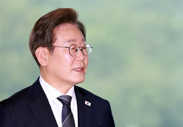 국민 10명 중 7명은 이재명 대통령이 앞으로 5년 동안 직무를 잘 수행할 것으로 내다봤다. 사진은 이재명 대통령이 13일 경기도 연천군 25사단 비룡전망대를 방문해 격려사를 하고 있는 모습. /사진=뉴시스