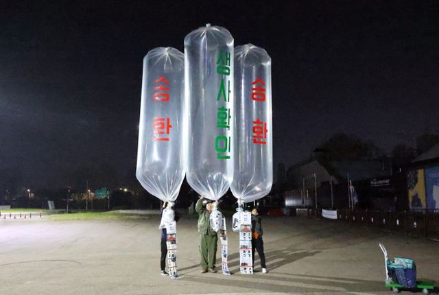 대북전단 살포 단체인 납북자피해가족연합회가 오는 14일부터 대북전단을 살포하겠다고 밝혔다. 사진은 최성룡 납북자가족모임 대표와 회원들이 대북전단을 살포하는 모습. /사진=뉴스1