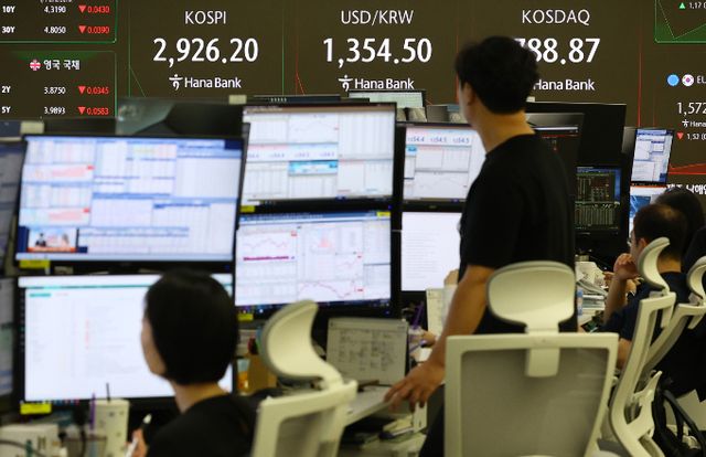 서울 중구 하나은행 딜링룸에서 딜러들이 업무를 하고 있다./사진=뉴시스