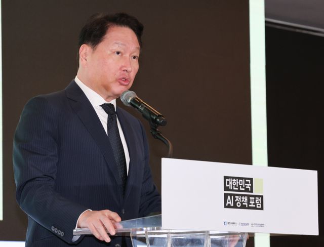 SK그룹이 13~14일 경영전략회의를 개최하고 지난 1년여 동안 추진해온 사업구조 개편 작업의 성과를 점검한다. 사진은 지난달 9일 최태원 SK그룹 회장이 서울 중구 롯데호텔 에서 열린 대한민국 AI정책 포럼에 참석했던 모습. /사진=뉴스1