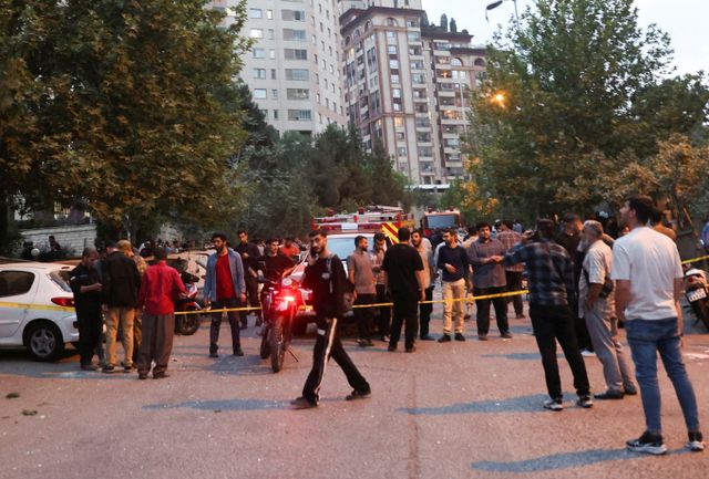 이란이 이스라엘 공습에 공중 방어체계를 100% 가동했다고 밝혔다. 사진은 13일(현지시각) 이란 테헤란에서 공습을 피해 사람들이 거리로 나온 모습. /사진=로이터