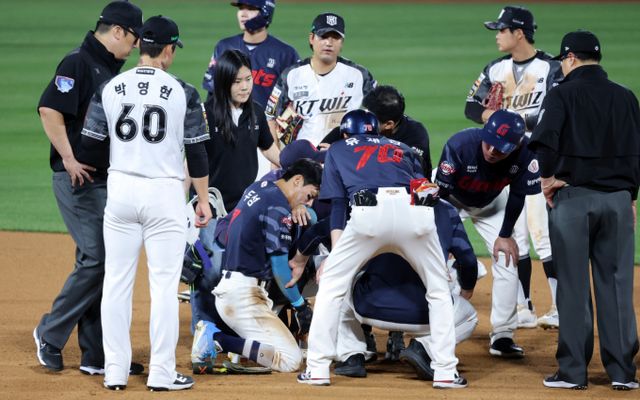 견제구를 맞고 피를 토한 롯데 자이언츠 장두성이 입원 치료를 받는다. 사진은 지난 12일 경기 수원 KT위즈파크에서 열린 KT위즈와 롯데 경기 도중 사구를 맞고 쓰러진 장두성의 모습. /사진=스타뉴스
