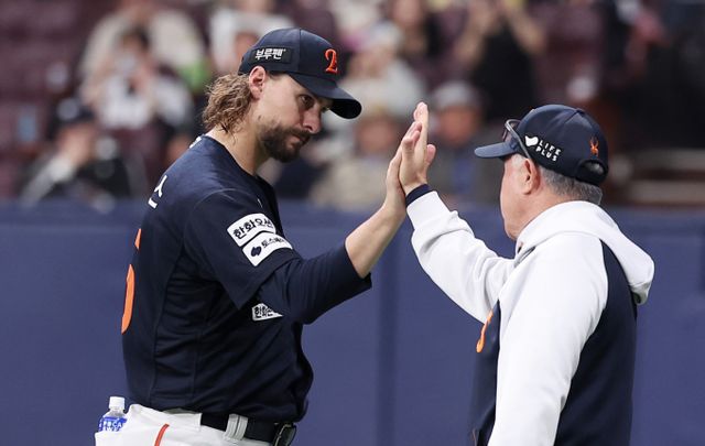 LG트윈스와 한화 이글스가 1위 자리를 건 주말 3연전을 앞두고 있다. 사진은 지난달 11일 리그 11연승을 달린 라이언 와이스와 김경문 감독(오른쪽)이 하이파이브를 나누는 모습. /사진=뉴스1