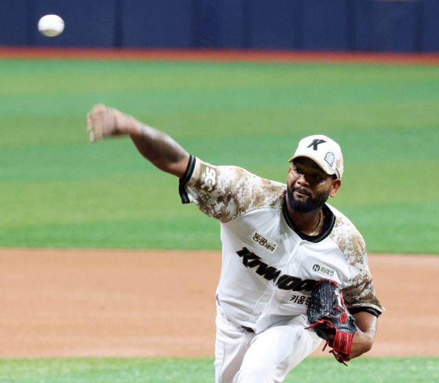 키움 히어로즈에서 활약 중인 라울 알칸타라가 5연패에 빠진 두산 베어스를 상대로 선발 마운드에 오른다. 사진은 키움에서 활약 중인 알칸타라의 모습. /사진=스타뉴스