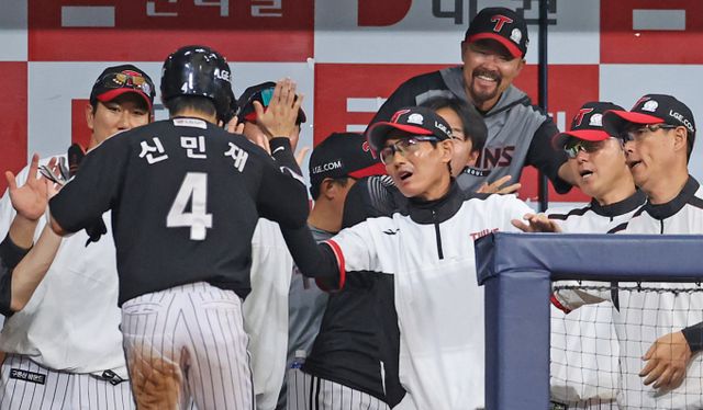 LG트윈스와 한화 이글스가 1위 자리를 건 주말 3연전에서 맞대결을 펼칠 예정이다. 사진은 염경엽 LG감독이 신민재와 하이파이브를 나누는 모습. /사진=뉴시스