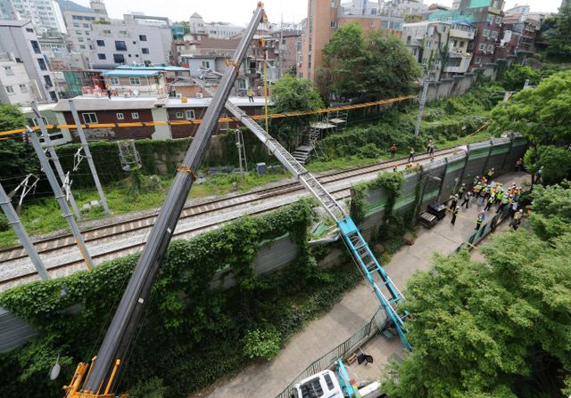사다리차가 선로를 덮쳐 운행 중단됐던 경의중앙선 가좌-신촌역 구간이 복구 완료 후 운행을 재개했다. 사진은 13일 서울 서대문구 연희대우아파트 앞 경의중앙선 가좌역-신촌역 구간 선로 위로 사다리차가 넘어진 모습. /사진=뉴시스