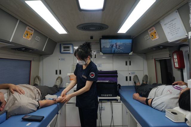 넥센타이어가 세계 헌혈자의 날을 앞두고 서울 마곡 더넥센유니버시티에서 헌혈 캠페인을 진행했다. /사진=넥센타이어