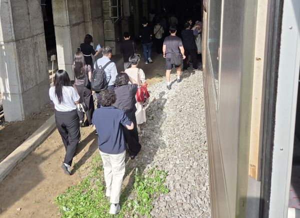 경의중앙선 가좌~신촌역 일대 열차 운행이 지연되고 있다. 사진은 13일 오전 경의중앙선 신촌역 인근에서 사다리차 전도사고가 발생해 가좌역~신촌역 구간이 양방향 통제된 가운데 서울역행 경의중앙선 열차에 탑승한 승객들이 열차에서 내려 선로를 따라 대피하고 있는 모습. /사진=뉴스1(독자 제공)