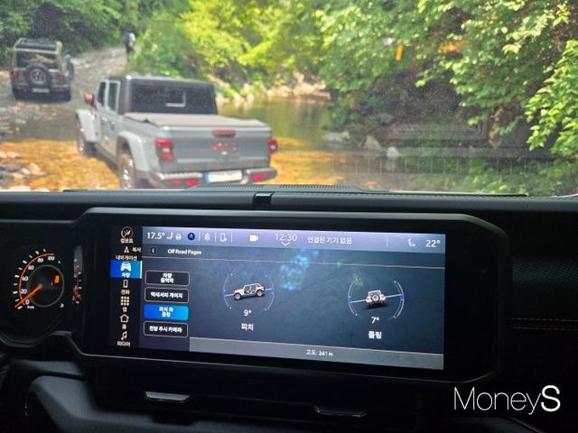 실내 디스플레이의 오프로드 페이지에서는 차량 동역학, 피치와 롤링 등 오프로드 주행 시 차량의 상태를 살펴볼 수 있다. /사진=김이재 기자